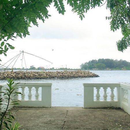 Hotel Muziris Harbour View Kochi Exterior foto